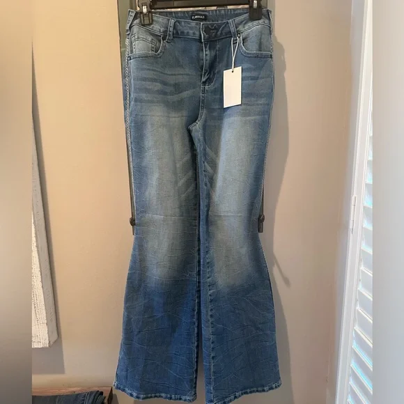 ❄️ NWT Flamingals Boho Embroidered Flare Jeans Medium Wash Bell Bottoms Size M - Picture 1 of 7